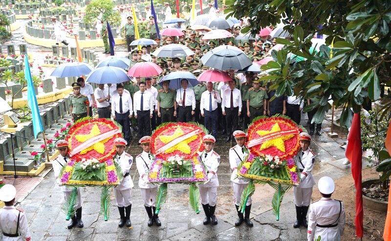 Đoàn đại biểu Trung ương viếng Nghĩa trang liệt sĩ Đồi 82 Tân Biên