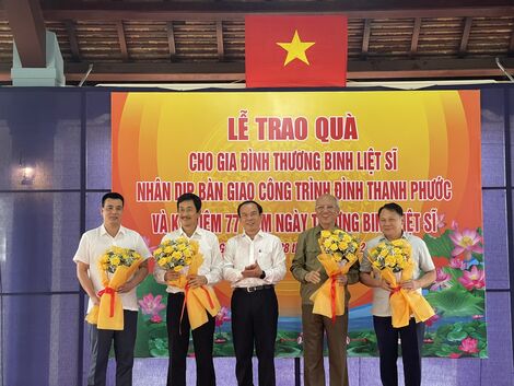 Bí thư Thành uỷ TP. Hồ Chí Minh Nguyễn Văn Nên tặng quà gia đình chính sách tại Gò Dầu