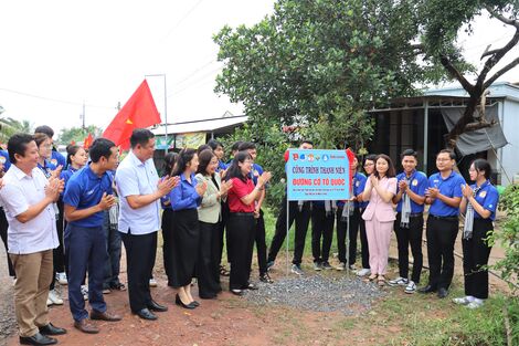 Lãnh đạo TP. Hồ Chí Minh thăm đội hình sinh viên tình nguyện Mùa hè xanh đang hoạt động tại mặt trận Tây Ninh