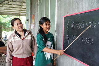 Giữ gìn ngôn ngữ dân tộc Khmer qua lớp dạy chữ miễn phí cho trẻ