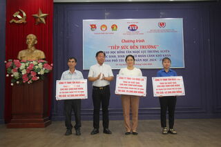 Trao học bổng “Tiếp sức đến trường” cho học sinh nghèo học giỏi trên địa bàn thành phố