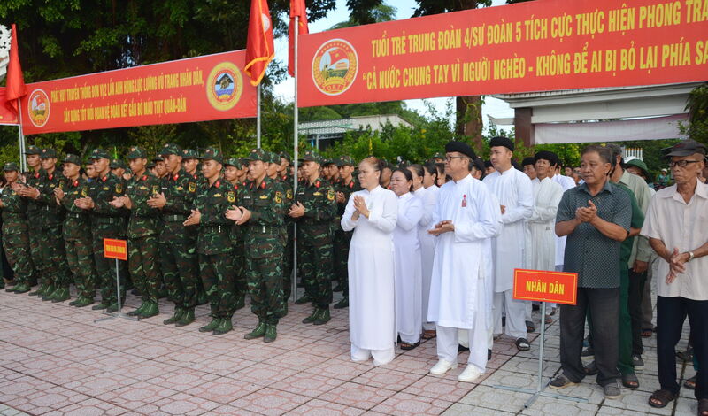 Các anh về xóm làng thêm vui