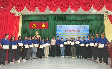 Sinh viên tình nguyện hoàn thành chiến dịch Mùa hè xanh tại huyện Dương Minh Châu