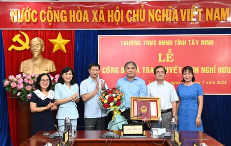 Trao quyết định nghỉ hưu cho ông Nguyễn Thanh Phong- Phó Chủ tịch HĐND tỉnh