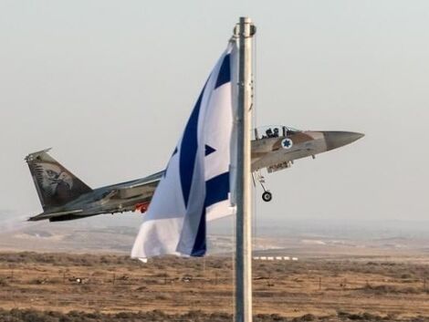 Iran đóng cửa không phận chuẩn bị tấn công Israel