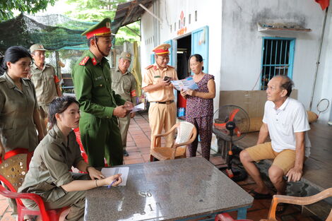 Đi từng hộ, đến từng khu dân cư vận động người dân thực hiện Pháp luật TTATGT