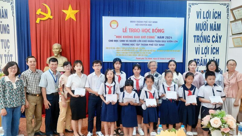 TP. Tây Ninh: Trao học bổng “Học không bao giờ cùng”