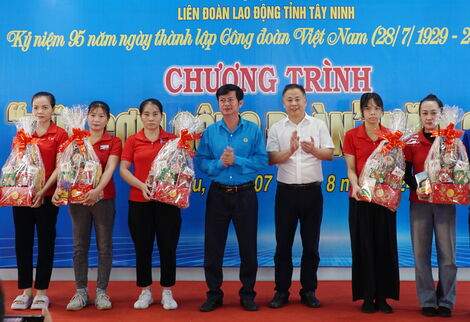 Chương trình “Bữa cơm công đoàn” cho đoàn viên người lao động huyện Tân Châu