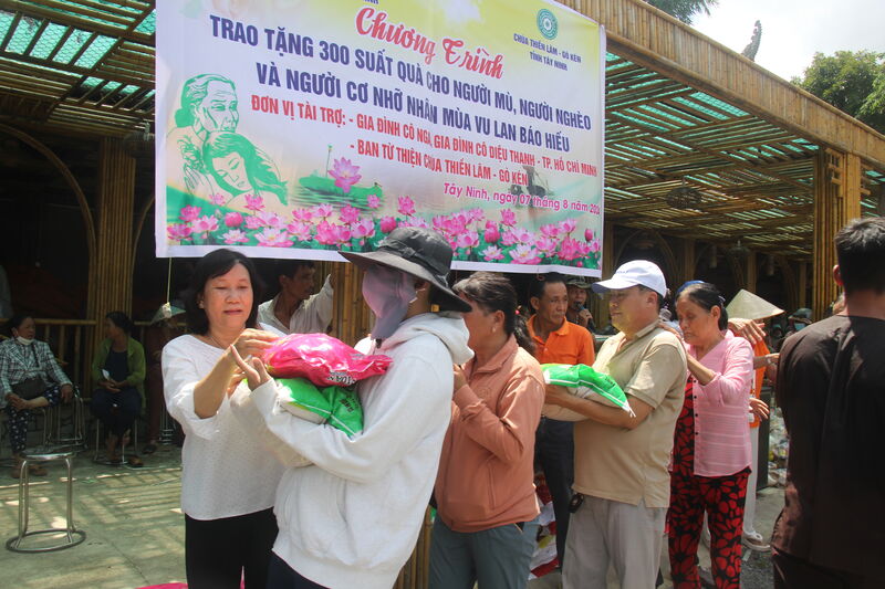 Chùa Thiền Lâm - Gò Kén: Tổ chức lễ Vu lan và tặng quà cho người có hoàn cảnh khó khăn