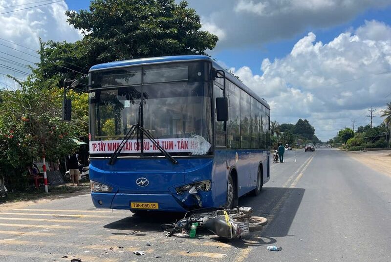 Xe buýt va chạm xe mô tô, một người tử vong