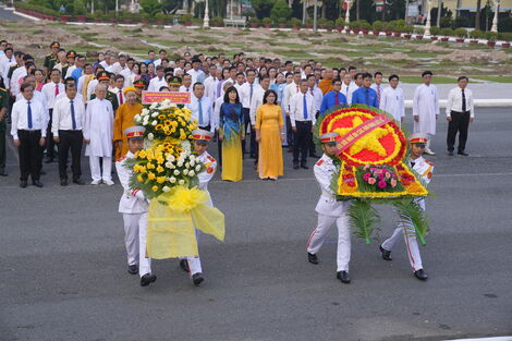 Đại biểu dự Đại hội MTTQ Việt Nam tỉnh thắp hương và dâng hoa tưởng nhớ anh hùng liệt sĩ