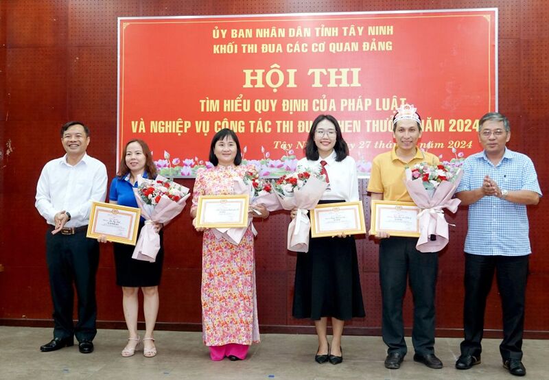 UBND tỉnh Tây Ninh: Tổ chức Vòng Chung kết Hội thi Tìm hiểu quy định của pháp luật về công tác thi đua, khen thưởng