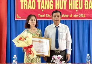 Thạnh Tây: Trao Huy hiệu Đảng đợt 2.9 cho đảng viên