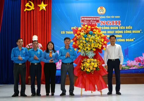 Chiều 16.8, Liên đoàn Lao động (LĐLĐ) tỉnh Tây Ninh tổ chức hội nghị biểu dương “Cán bộ công đoàn tiêu biểu có thành tích xuất sắc trong hoạt động Công đoàn”, trao kỷ niệm chương “Vì sự nghiệp xây dựng tổ chức Công đoàn”.