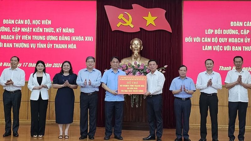 Cán bộ, học viên lớp quy hoạch Ủy viên Trung ương tìm hiểu thực tiễn tại Thanh Hóa