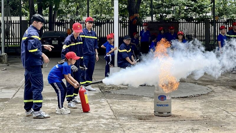 Tân Biên: Tổ chức chương trình “Một ngày em làm chiến sĩ chữa cháy”