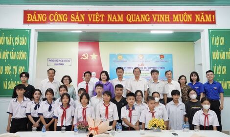 Châu Thành: Trao học bổng cho học sinh, sinh viên có hoàn cảnh khó khăn