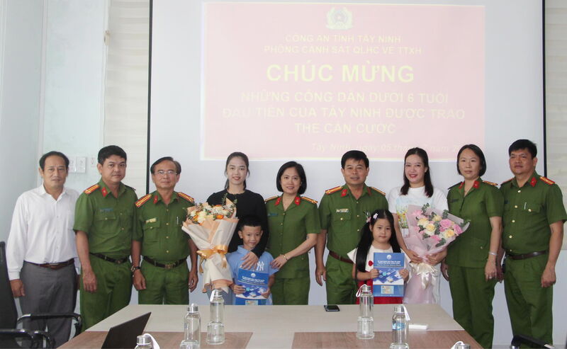 Công an Tây Ninh:  Đẩy mạnh việc cấp thẻ Căn cước cho trẻ dưới 6 tuổi