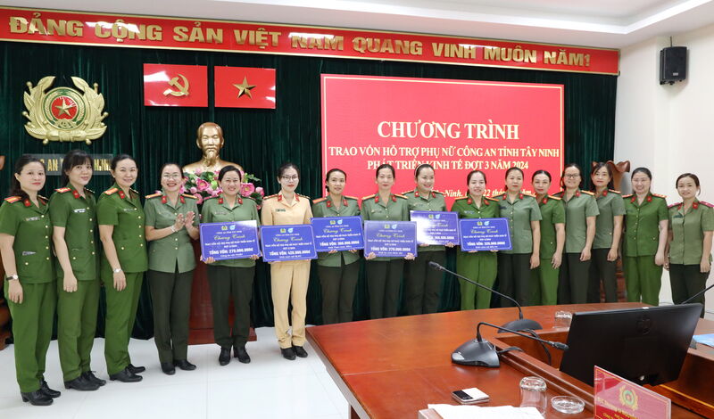 Trao vốn hỗ trợ phụ nữ phát triển kinh tế đợt 3 năm 2024