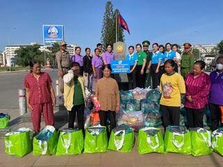 Hội LHPN huyện Gò Dầu thăm, tặng quà cho phụ nữ khó khăn thành phố Bavet, Campuchia