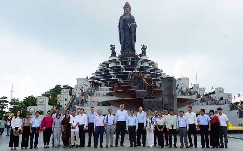 Đoàn đại diện các cơ quan lãnh sự nước ngoài tham quan thực tế tại Tây Ninh