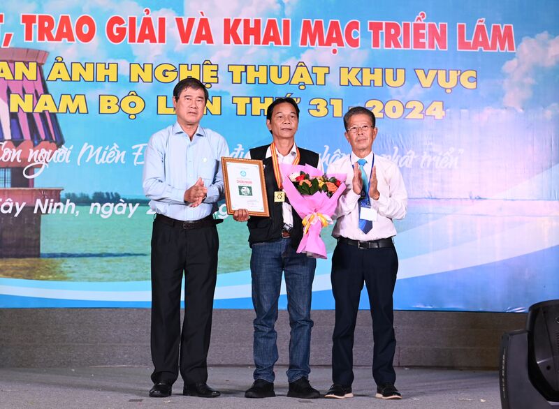 Tác phẩm “Ánh sáng tương lai” đạt huy chương vàng