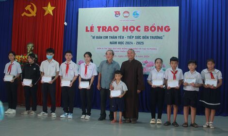 Chùa Thiền Lâm - Gò Kén trao học bổng cho học sinh nghèo hiếu học