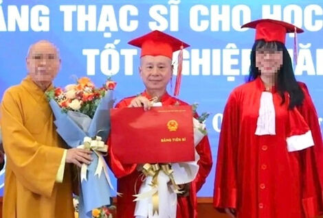 Mảnh bằng - học giả, tấm áo - thầy tu