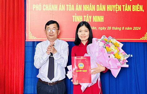 Trao quyết định bổ nhiệm Phó Chánh án Tòa án nhân dân huyện Tân Biên