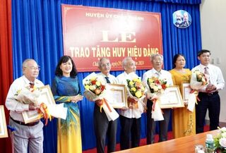 Huyện uỷ Châu Thành: Trao Huy hiệu Đảng cho 27 đảng viên