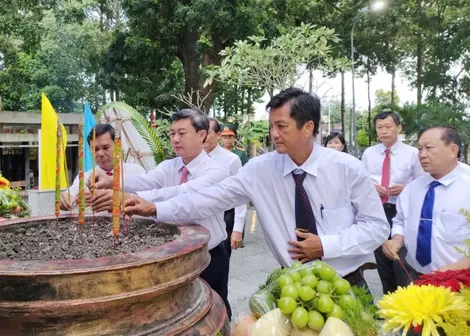 Châu Thành: Viếng nghĩa trang liệt sĩ nhân kỷ niệm 79 năm Quốc khánh nước Cộng hoà xã hội chủ nghĩa Việt Nam