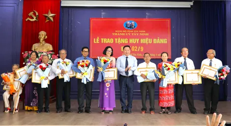 Trao tặng Huy hiệu Đảng cho 69 đảng viên thuộc Đảng bộ thành phố Tây Ninh