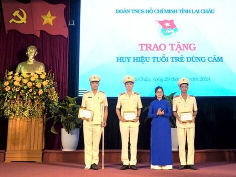 Trao tặng Huy hiệu Tuổi trẻ dũng cảm cho 3 đoàn viên cứu người đuối nước