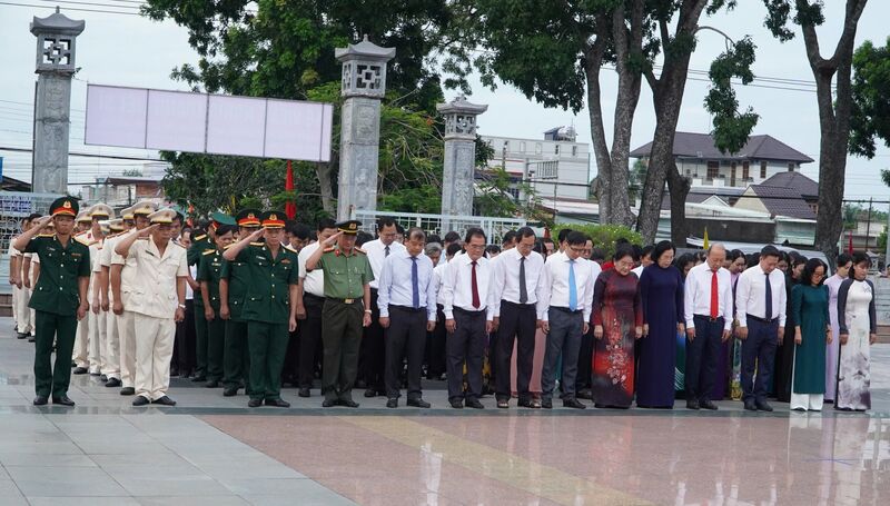 Lãnh đạo tỉnh: Viếng Nghĩa trang liệt sĩ Trà Võ