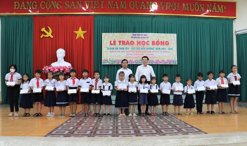 100 em học sinh nhận học bổng “Vì đàn em thân yêu – Tiếp sức đến trường”