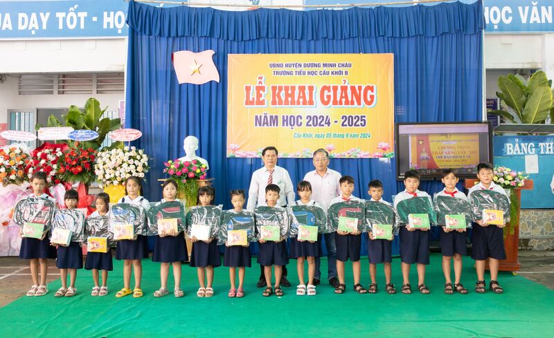 Báo Tây Ninh tặng quà cho học sinh có hoàn cảnh khó khăn nhân dịp năm học mới