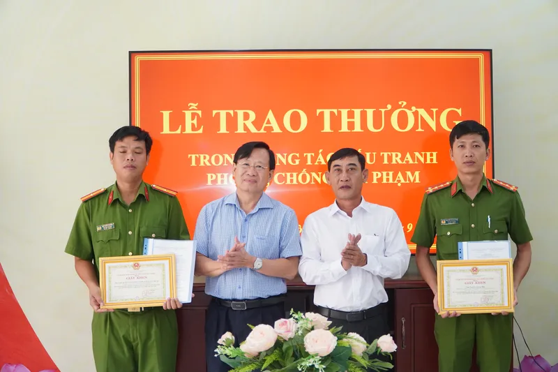 BHXH tỉnh khen thưởng đột xuất cho tập thể, cá nhân có thành tích trong điều tra, phá vụ án làm giả giấy chứng nhận hưởng BHXH