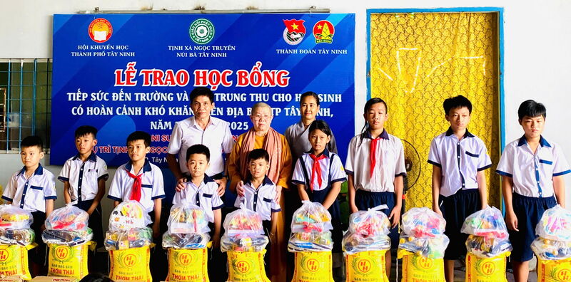 TP. Tây Ninh: Trao học bổng và quà trung thu cho học sinh có hoàn cảnh khó khăn