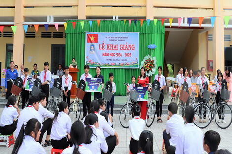 Báo Tây Ninh và Công ty TNHH Đức Thành trao học bổng “Tiếp sức đến trường”