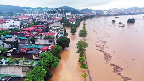 Nước sông Hồng dâng cao, nhiều khu vực ở thành phố Lào Cai ngập sâu trong nước