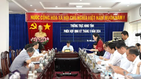 Ngày 12.9, Thường trực HĐND tỉnh họp phiên tháng 9.2024 dưới sự chủ trì của Bí thư Tỉnh uỷ, Chủ tịch HĐND tỉnh Nguyễn Thành Tâm. Dự họp có Phó Chủ tịch Thường trực HĐND tỉnh Nguyễn Đài Thy cùng lãnh đạo các Ban HĐND tỉnh, Đoàn ĐBQH tỉnh, đại diện lãnh đạo UBND tỉnh và sở, ngành liên quan.