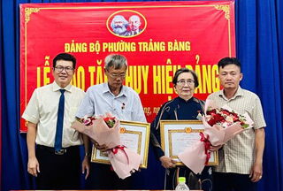 Trảng Bàng trao Huy hiệu Đảng cho 6 đảng viên