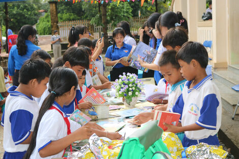 Mang “tri thức” đến với trẻ em vùng biên