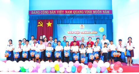 “Đêm hội trăng rằm” đến với con của đoàn viên, công nhân lao động