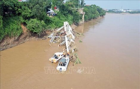 Nước lũ rút dưới báo động 1, nỗ lực tìm kiếm nạn nhân vụ sập cầu Phong Châu