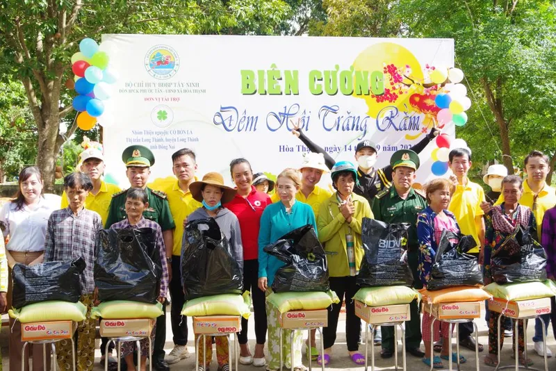 BĐBP Tây Ninh: Tặng quà trung thu cho trẻ em vùng biên