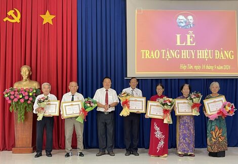 Hoà Thành: Trao Huy hiệu Đảng cho 7 đảng viên