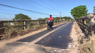 Phương tiện giao thông trên 25 tấn không được lưu thông qua cầu tạm trong khi xây mới cầu Hoà Bình