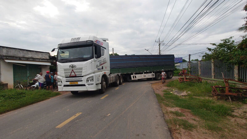 Ôm cua gấp, xe container gặp nạn làm ùn tắc giao thông