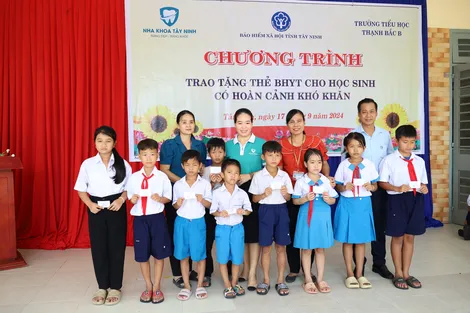 BHXH Tây Ninh: Tặng thẻ BHYT cho học sinh Tân Biên